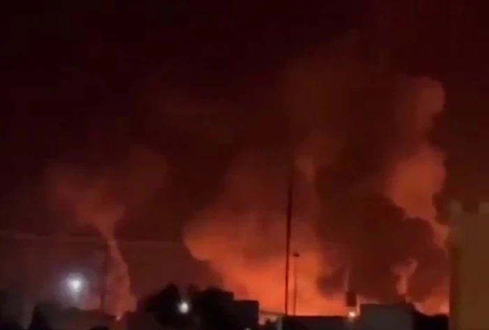 [EN] In the video: the port of Bandar Lengeh in Iran was targeted by a violent Israeli air strike