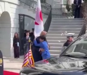 [EN] Video: The Japanese Prime Minister surprises the US President with an unexpected, peaceful manner while he receives her at the White House main
