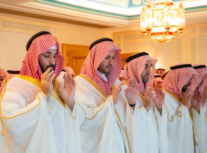 [EN] In pictures: The Crown Prince performs the Eid al-Fitr prayer at the Grand Mosque in Mecca