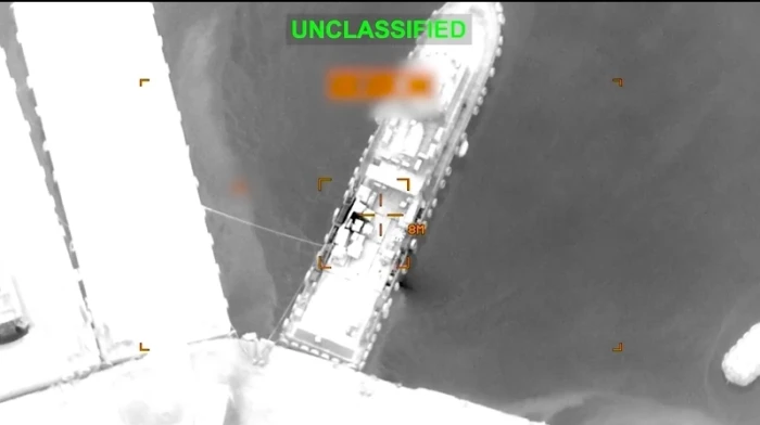 حصرياً صورة: A video documents the US military's bombing of Iranian naval targets in the Strait of Hormuz