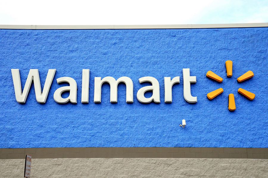 Woman gives birth in toilet paper aisle of Walmart as customers cheer on