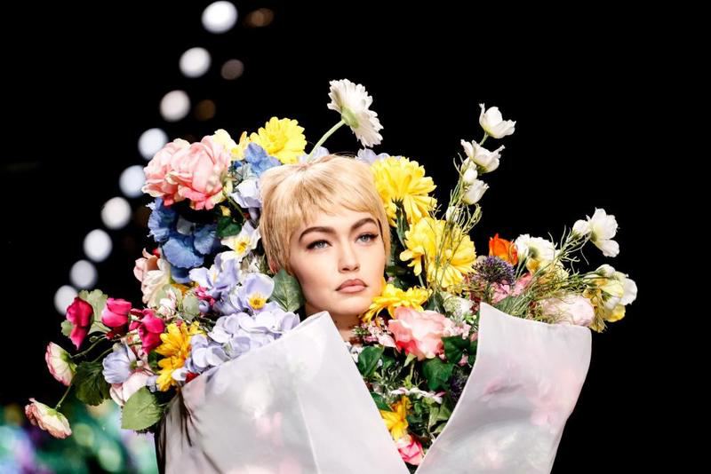 Gigi Iron turns into a bouquet of roses and a veiled Barbie glittering in Milan's performances