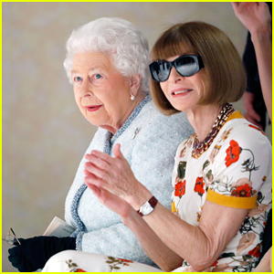 Queen Elizabeth Sits Front Row Next to Anna Wintour at London Fashion Week!