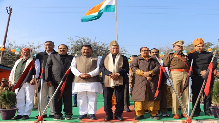 Republic Day:हाथरस पुलिस लाइन में धूमधाम से मना गणतंत्र दिवस, ध्वजारोहण, परेड सलामी, पुलिसकर्मी हुए सम्मानित - Republic Day Celebrated In Hathras Police Line