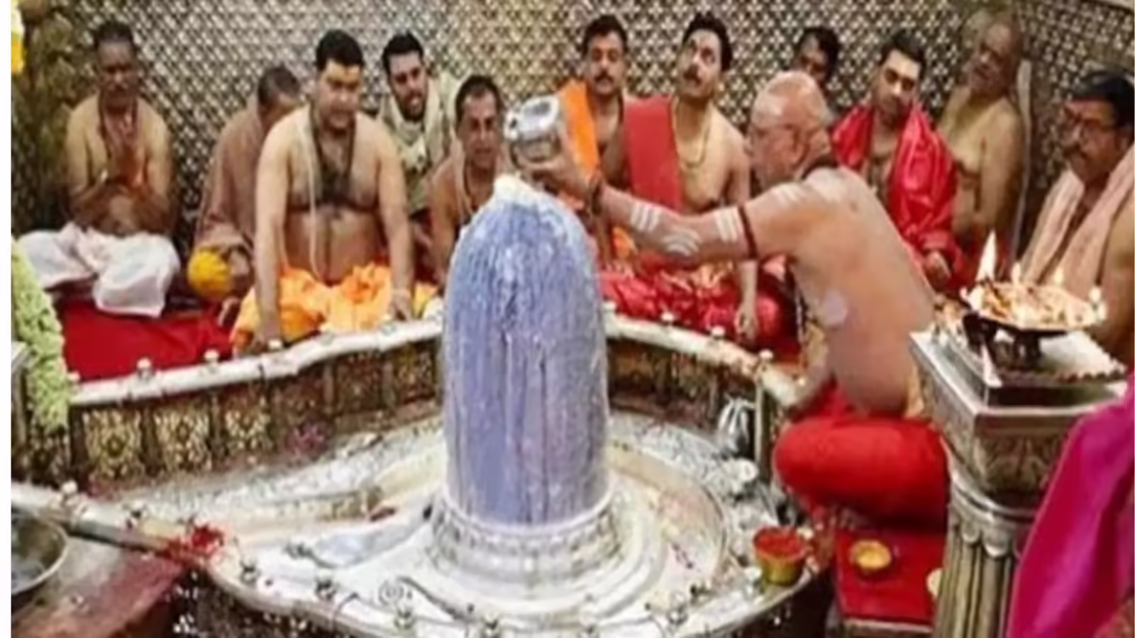 Mahakal Mandir: गर्भगृह में आम भक्तों के प्रवेश पर सुप्रीम कोर्ट में सुनवाई कल, VIP कल्चर के खिलाफ लगी याचिका - supreme court to hear petition against vip culture on entry of common devotees into the sanctum sanctorum of mahakal temple