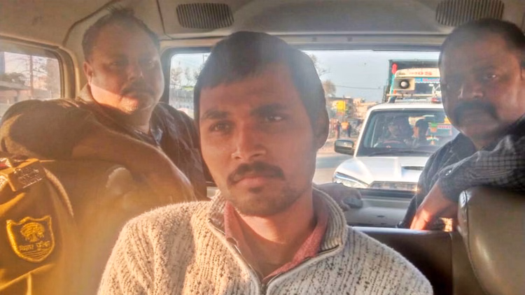 Bihar Crime:एकतरफा प्रेम में युवती पर फेंका एसिड, हालत गंभीर; हमले में मां भी झुलसी, आरोपी गिरफ्तार - East Champaran: Girl Critical In Acid Attack Due To One-sided Love; Mother Also Burnt, Accused Arrested