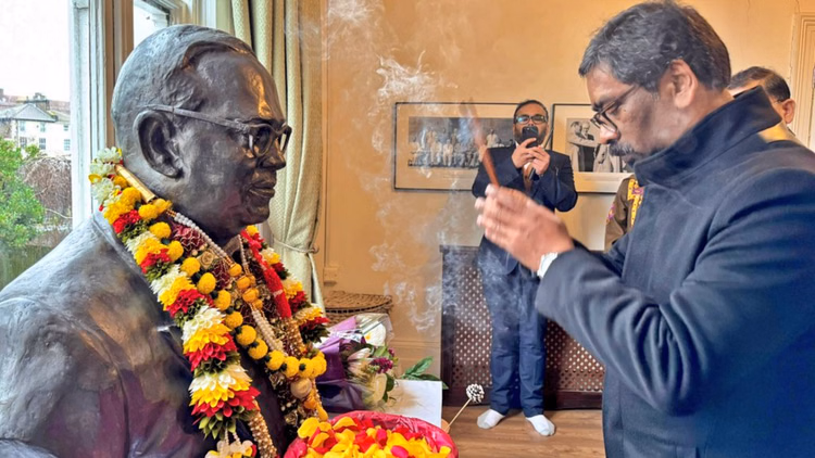 R-day:cm हेमंत सोरेन ने लंदन स्थित ऐतिहासिक आवास में बाबा साहेब को किया नमन, बताया भावुक और प्रेरणादायी क्षण - On Republic Day Cm Hemant Soren Paid Homage To Baba Saheb At His Historical Residence In London