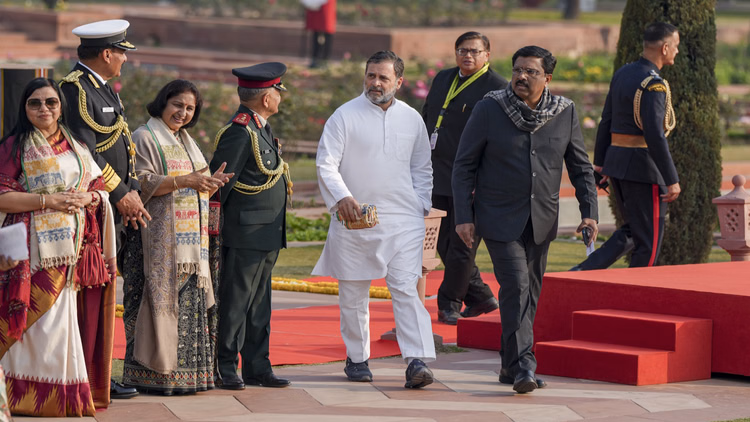 क्या है गमोसा विवाद?:राहुल गांधी पर भाजपा ने लगाया पूर्वोत्तर के अपमान का आरोप, जानें पूरा मामला - Bjp Says Rahul Gandhi 'insulted' Northeast By Not Wearing 'gamosa' At Rashtrapati Bhavan's At-home