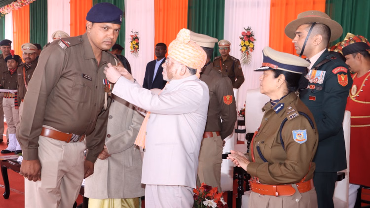 Bihar News:छपरा के लाल एएसआई श्याम सिंह को राज्यपाल पदक, गांव से जिले तक जश्न का माहौल - Chhapra's Lal Asi Shyam Singh Gets Governor's Medal, Atmosphere Of Celebration From Village To District
