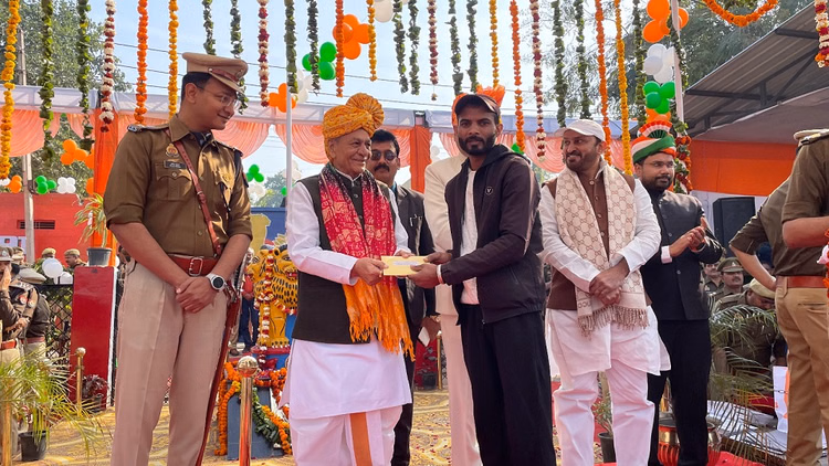 Up:गणतंत्र दिवस पर खिल उठे चेहरे, पुलिस ने दो करोड़ रुपये कीमत के 685 मोबाइल कराए वापस - Police In Mathura Have Recovered 685 Mobile Phones Worth Two Crore Rupees