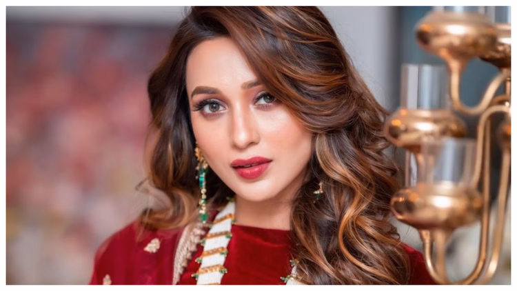 एक्ट्रेस मिमी चक्रवर्ती ने स्टेज परफॉर्मेंस के दौरान उत्पीड़न का लगाया आरोप, पुलिस में शिकायत कराई दर्ज - Actress Mimi Chakraborty Alleges Harassment During Stage Performance Lodges Police Complaint
