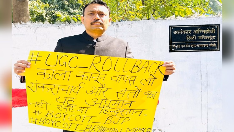 Alankar Agnihotri:बंधक बनाए जाने के सिटी मजिस्ट्रेट के आरोपों को डीएम ने किया खारिज, बोले- खुद आए थे आवास - Alankar Agnihotri The District Magistrate Dismissed The City Magistrate Allegations Of Being Held Hostage In B