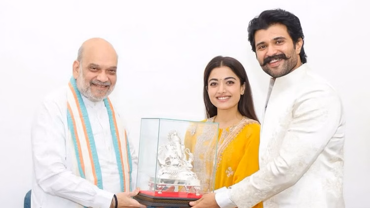 क्या विजय-रश्मिका ने शादी के रिसेप्शन में गृह मंत्री शाह को किया इनवाइट? सोशल मीडिया पर वायरल हुई ऐसी तस्वीर - Rashmika Mandanna And Vijay Devarakonda Invite Amit Shah In Wedding Reception Photos Viral