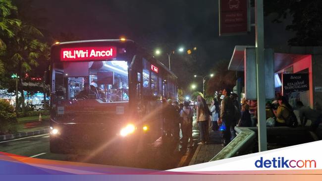 ANCOL application of the parking lot and visitors can drive around with Wara-Wiri bus