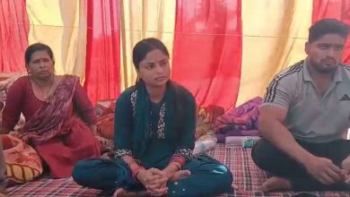 Unbelievable! Go to a honeymoon but man and woman fight for dowry now the bride protests outside the house