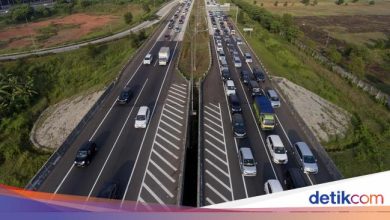 Traffic in the Bogor Puncak Solid, contraflow km 44-46 Jagorawi Toll Road is applied