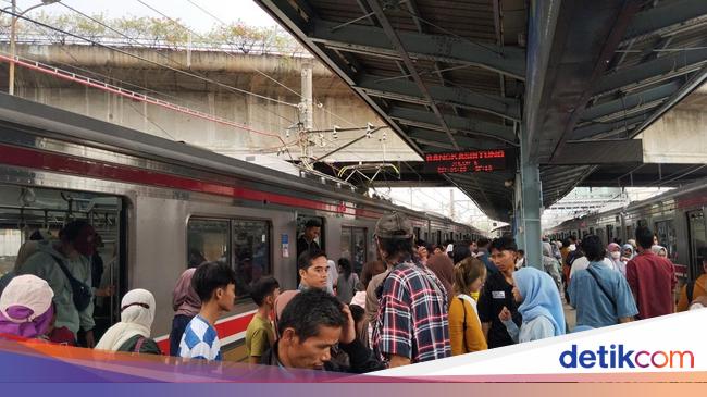 Tanah Abang Station was packed with residents who want Libaran to the family home