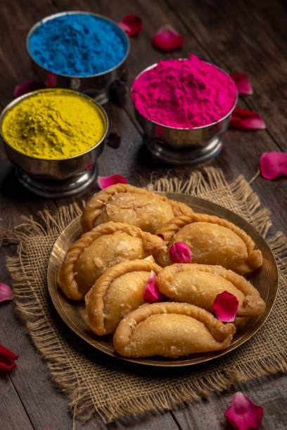 Make 10 types of delicious gujhiya on Holi