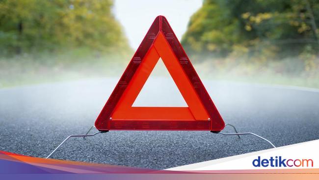 The truck rolled into Cileungsi Bogor, the garbage freight was spread on the road