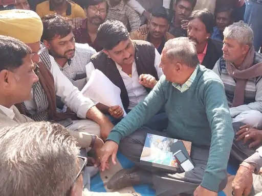 Drinking water problem in Dhanis, including Jodhpur Shergarh: Villagers had a rally in protest