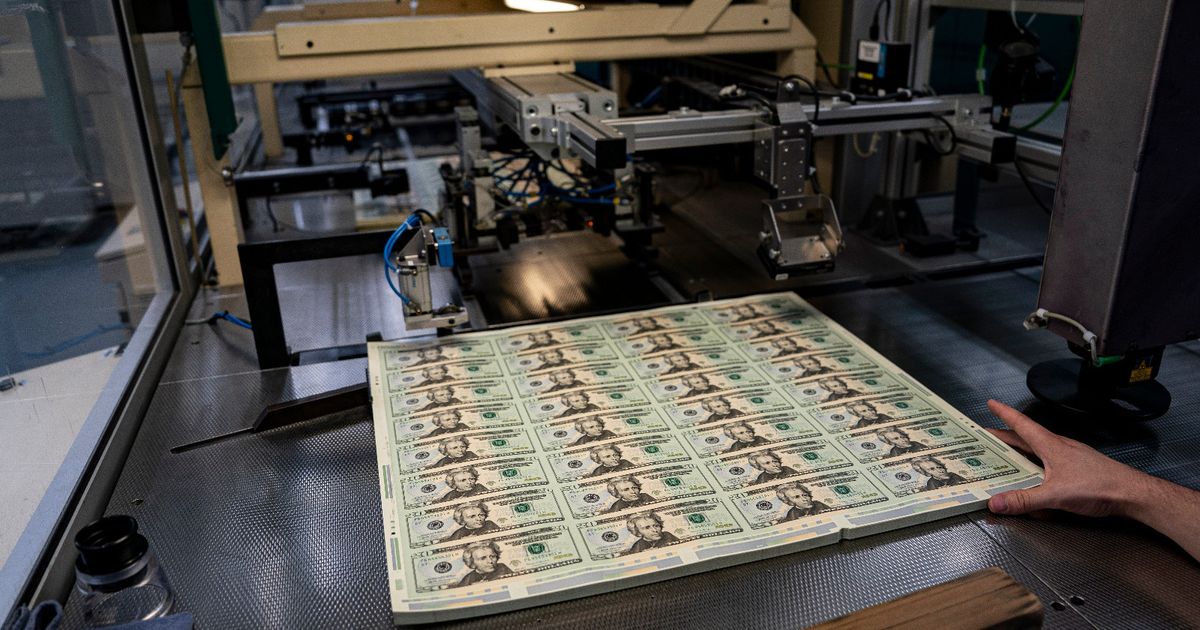 The dollar drops to the lowest level in 2025 due to data and fees