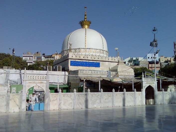 Such a mystery is hidden in the walls of the Dargah, your soul will tremble after you have known this horrible secret in viral video