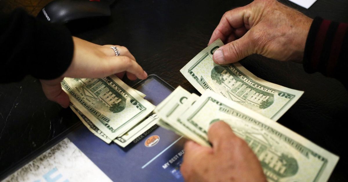 The dollar stumbles in customs duties amid the rise of competitive currencies