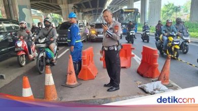Jalan di Panjaitan -East -jakarta has holes, traffic jams