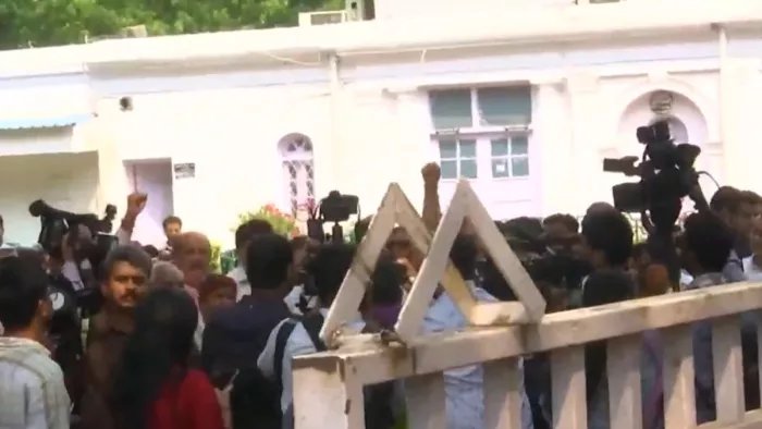 Charges against Sonia -rahul Gandhi, showed the congressional workers outside the ED office across the country -Congress workers have a protest march against the central government at the Delhi Congress Office