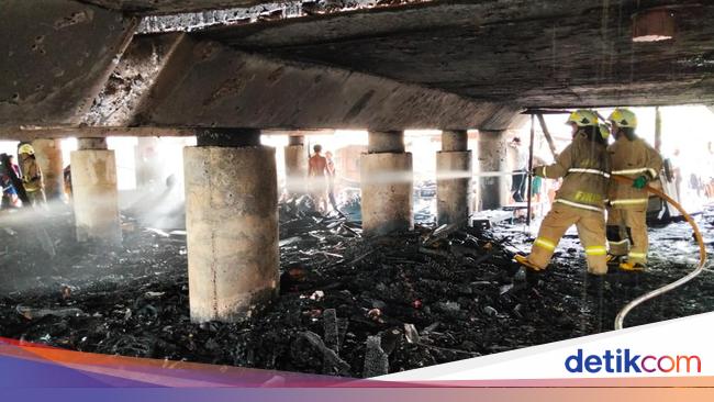 Portrait under the toll road near Jis full of soot because of the garbage fire