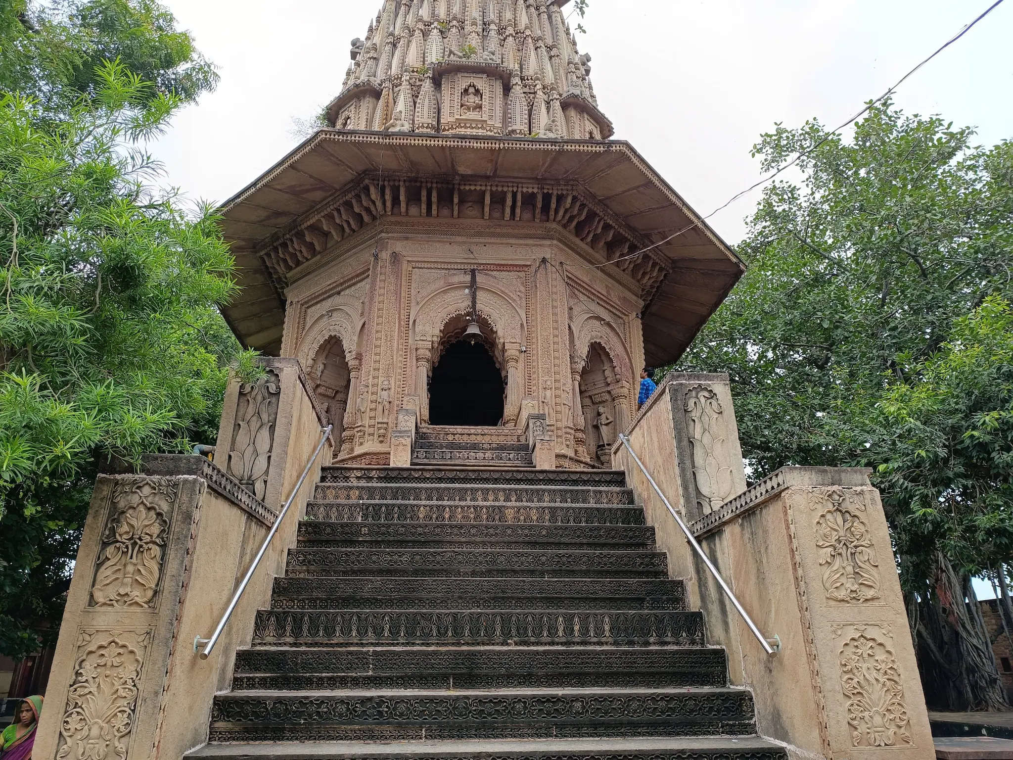 In this Shiva Temple in Sawan, instead of posting feet, know the history of this 500 -year -old Shiva Temple in the video
