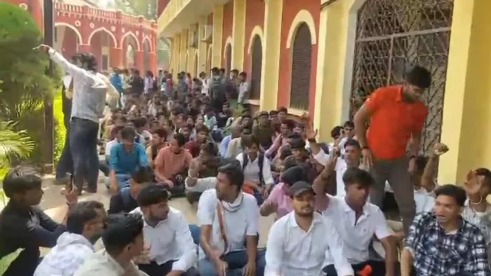 PRAYAGRAJ NEWS: In ECC, students performed a seat, demanded compensation to the families of the deceased student – protests continue at