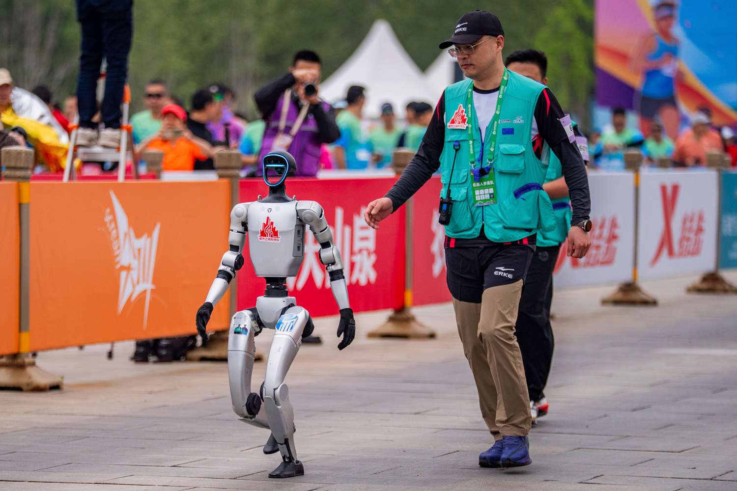 Robots Compete Against Humans in First of Its Kind Half-Marathon Race in China – ryan