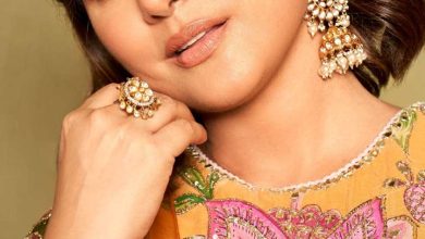 Carry with Saris and luxuries Hina’s earrings will be beautiful
