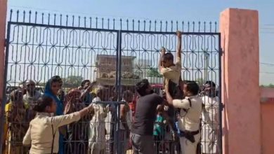When the students teased, the disabled BPSC teacher and children knocked fiercely, Ruckus at school
