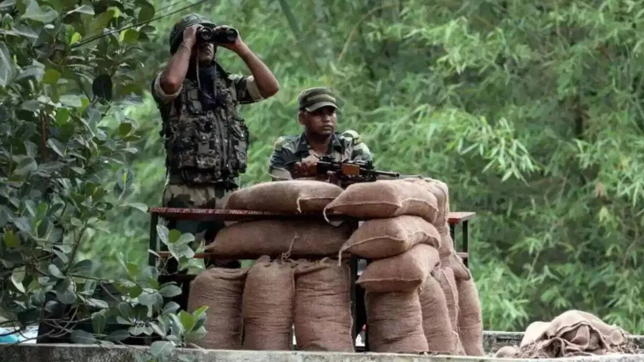 The dreaded Naxalites are sheltered in a hill of 800 square km, 24 thousand soldiers, giving the biggest mission like this