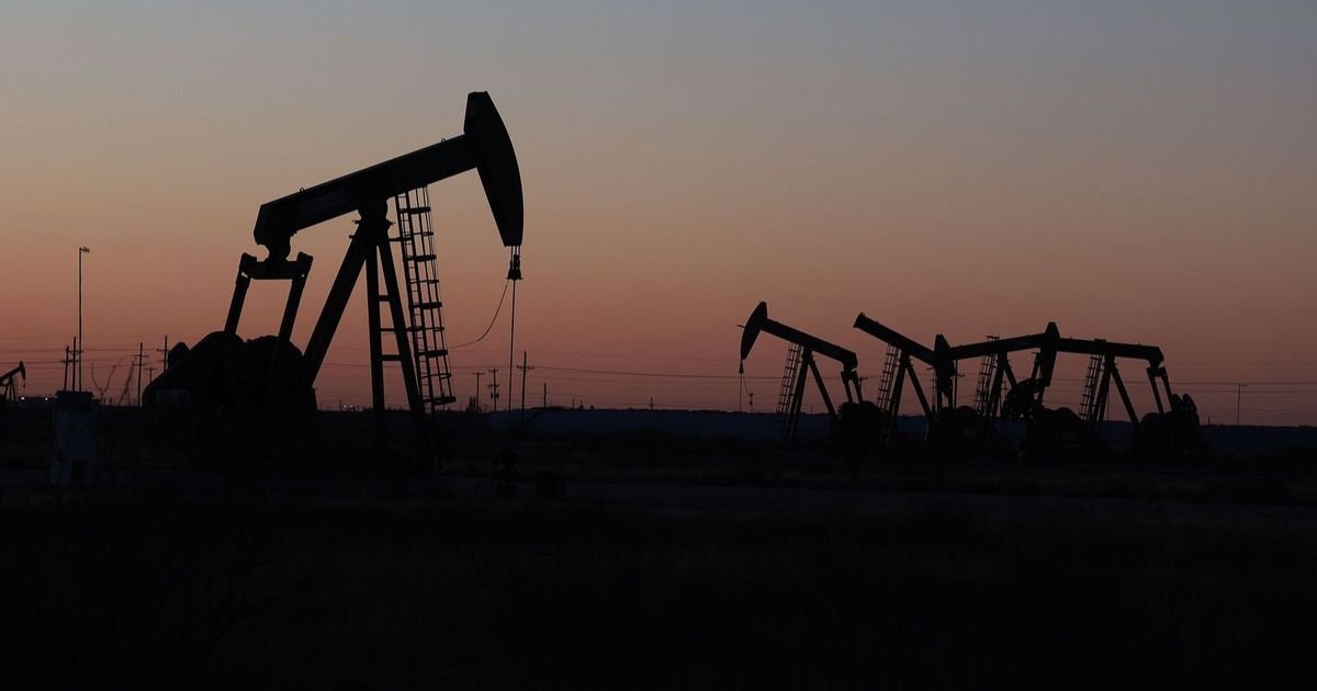 Oil prices stabilize near the lowest level in 3 weeks