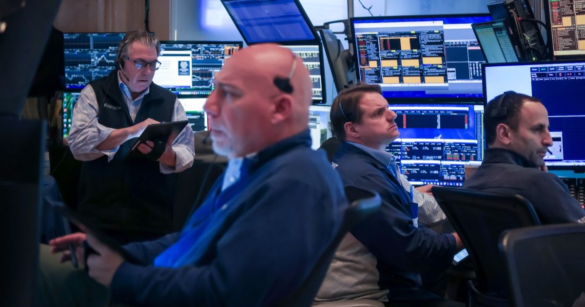 Wall Street indicators decrease with the increase of commercial problems after Trump’s threats