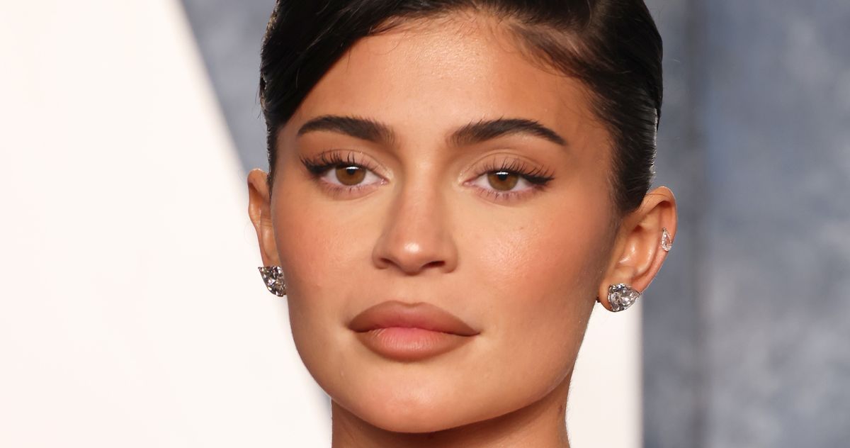 kylie-jenner-is-aloof-grieving-hairstylist-jesus-guerrero