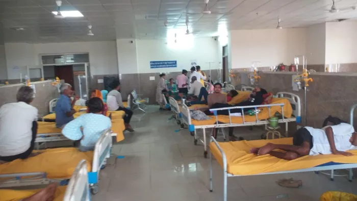 In this district UP, two hundred stomach pain patients have reached the medical college, a woman is dead – Ettah News Woman dies from Stomin Pain Rush in Medical College