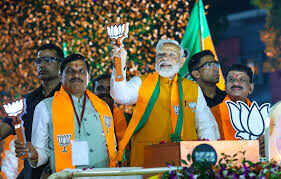 PM Modes Road Show In Bhopal, People came in hand with Tricolor