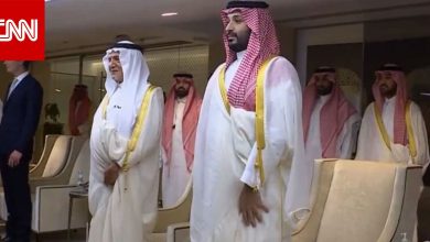 #السعودية.. شخص قرب محمد بن سلمان يرتدي بدلة رسمية يثير تكهنات خلال نهائي كأس الملك