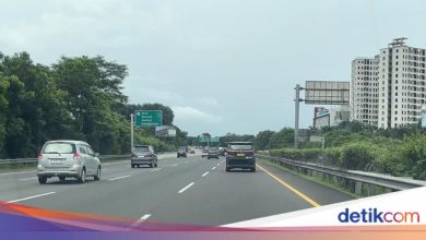 Vesak Holiday, Contraflow is at KM 44 Jagorawi Toll Road this morning in the puncak application