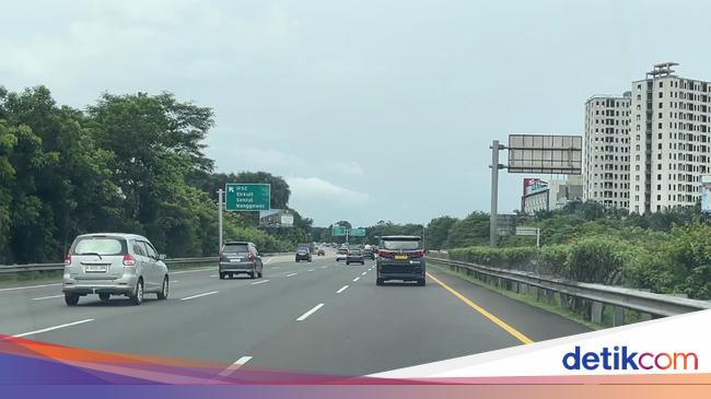 Vesak Holiday, Contraflow is at KM 44 Jagorawi Toll Road this morning in the puncak application