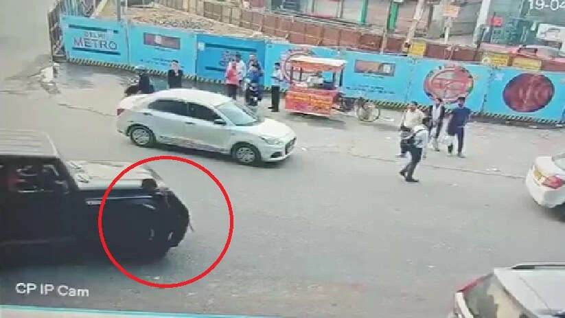The car got on the security guard for refusing to play horn: 10 places in the feet