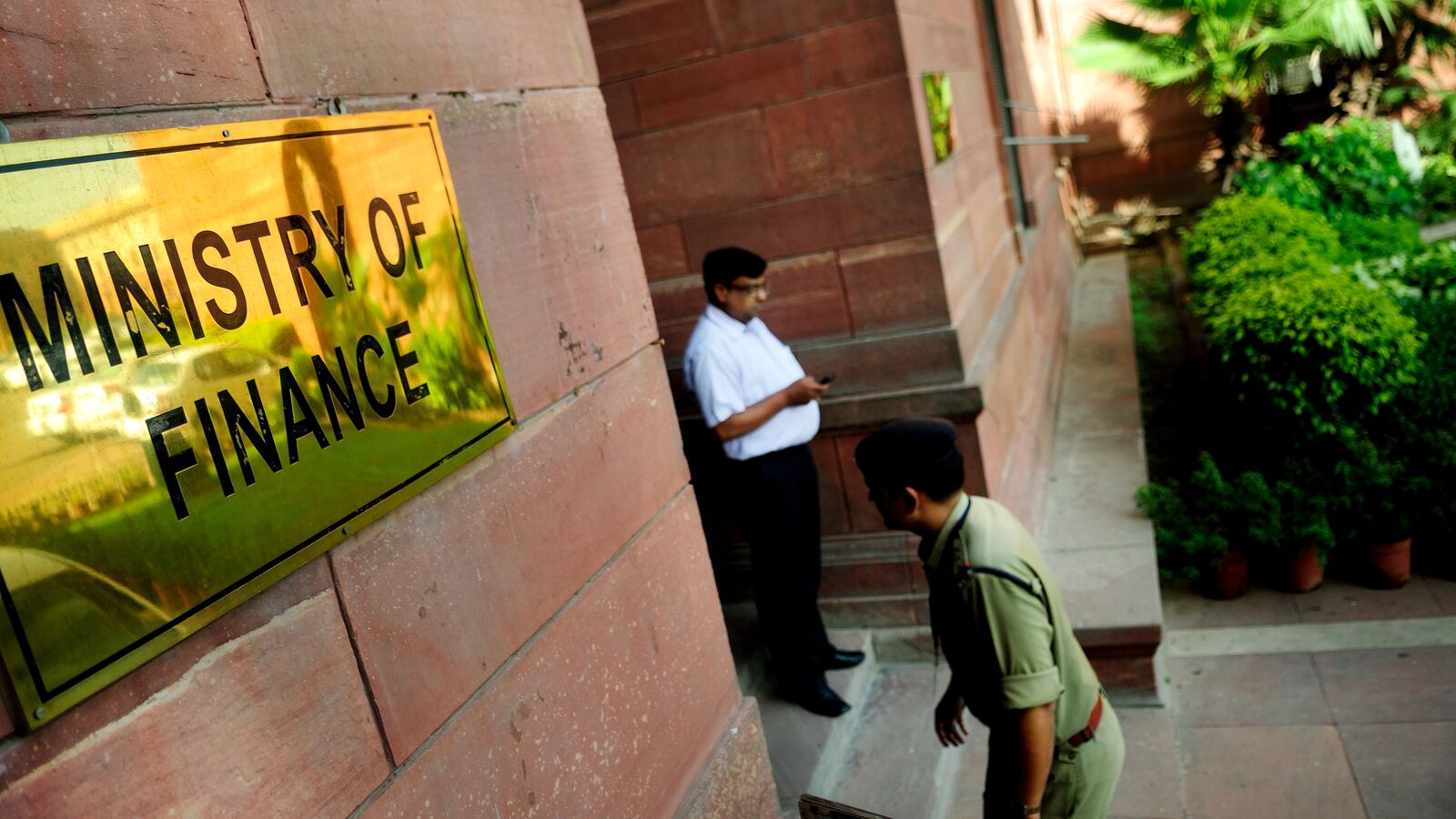 The center can hold a deficit at 4.4% despite trading, border wars