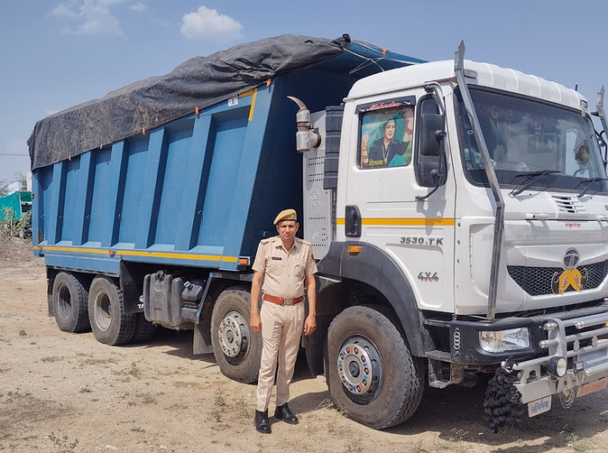 Pisangan police action against illegal gravel mining in Ajmer, two dumers, including illegal gravel seized