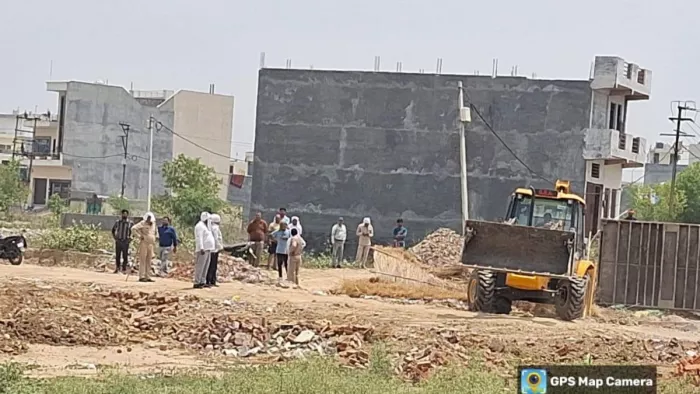 Bulldozer -Action: Bulldozer -action caused a stir in Ghaziabad, GDA has demolished illegal plots -NCR GDA demolish illegal plot in Mainapur of Ghaziabad