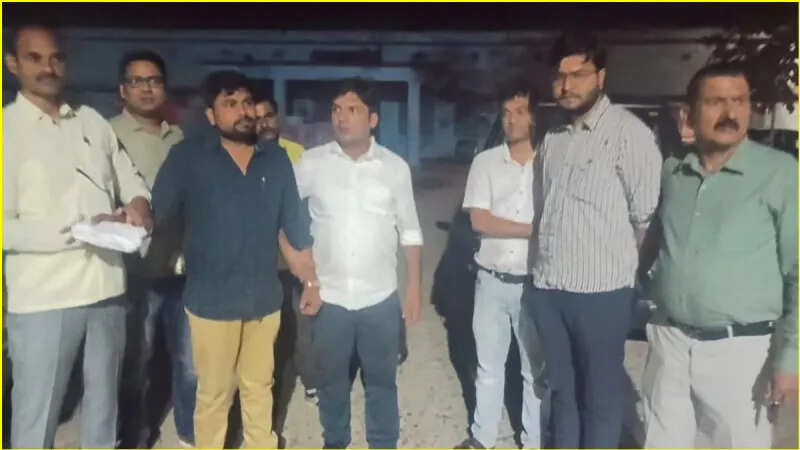 BDO and Lekhpal arrested to take bribes in Araria, arrested the department’s monitoring
