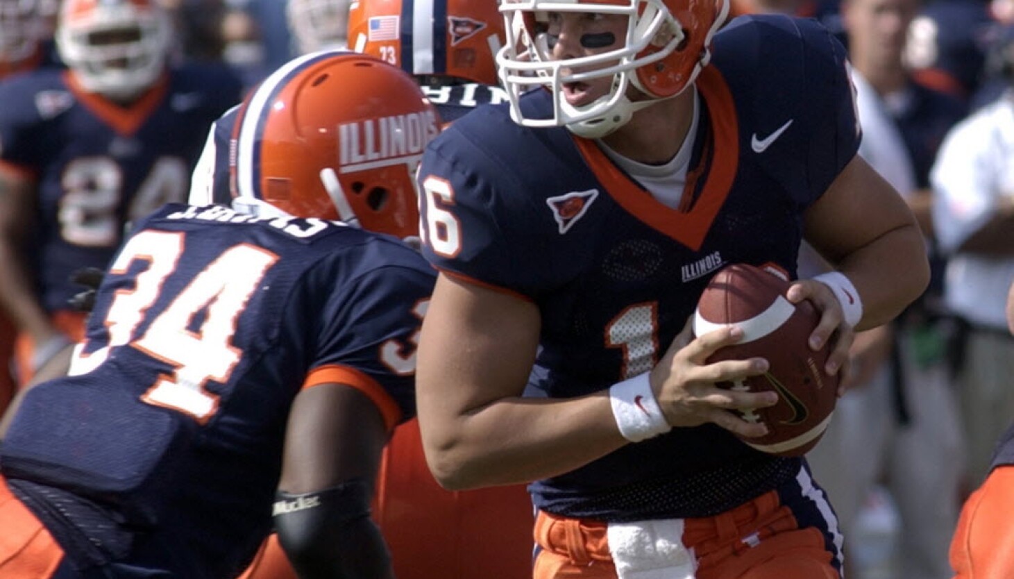 worn-college-of-illinois-quarterback,-now-a-chicago-cop,-accused-of-stealing-baseball-cards